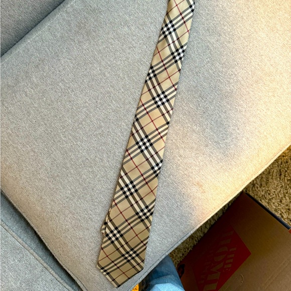 Burberry classic pattern tie - Picture 1 of 2